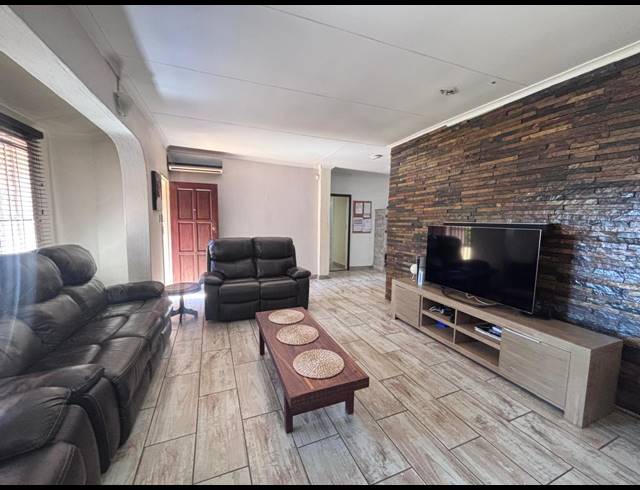 4 BEDROOM HOUSE FOR SALE IN PIERRE VAN RYNEVELD